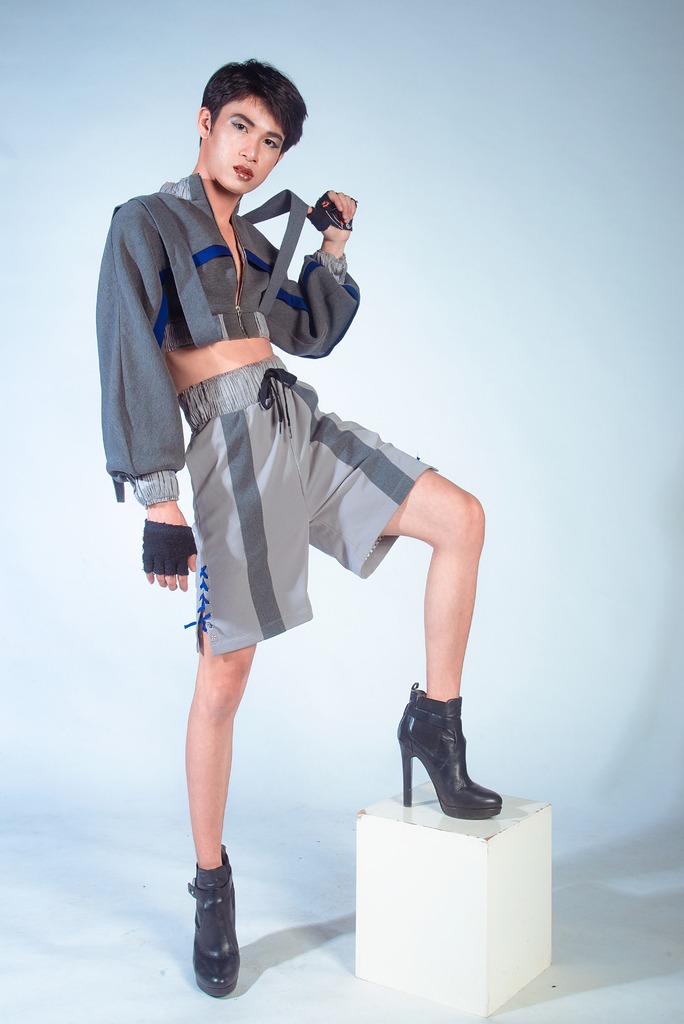 Mannequin posant en extérieur