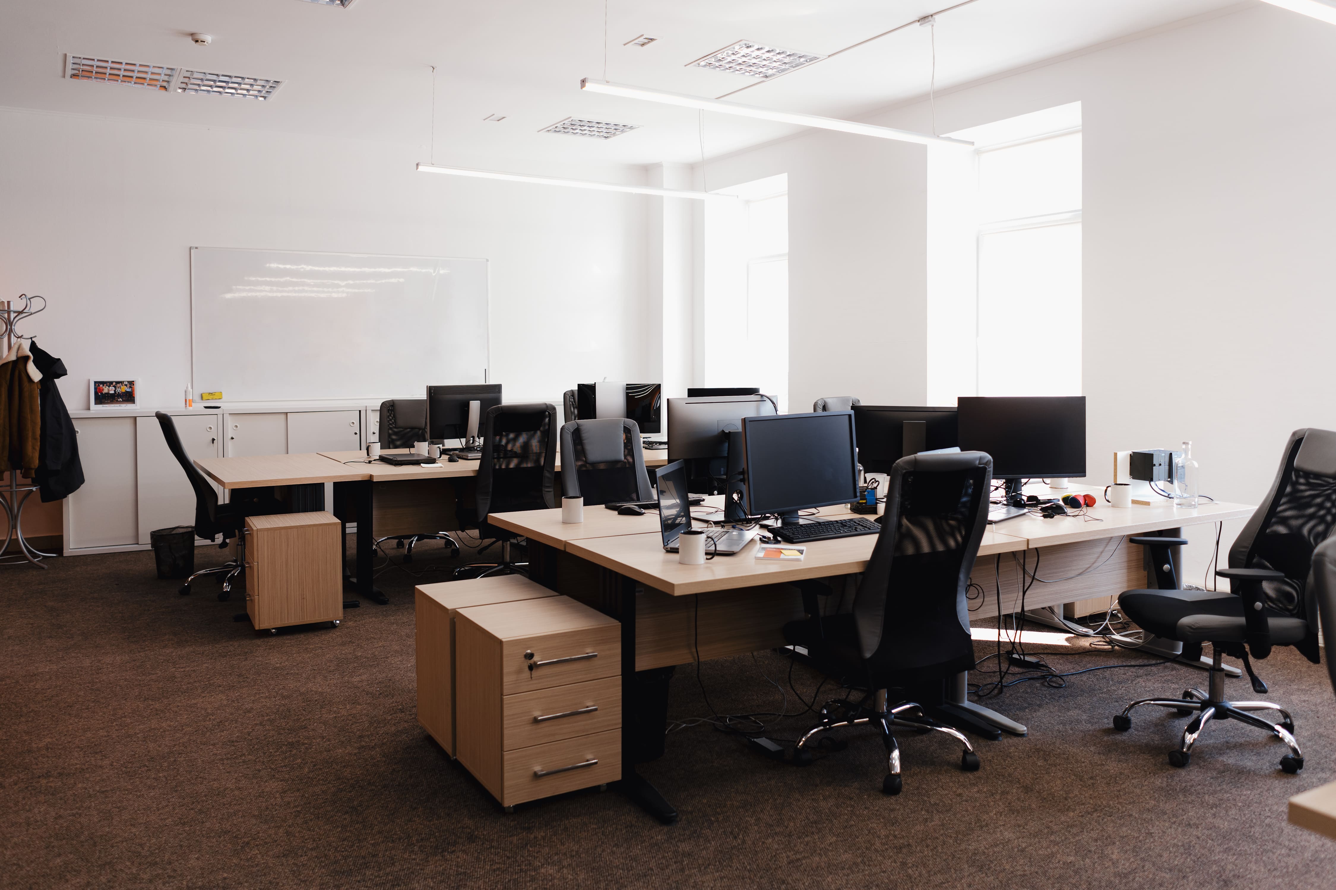 Bien s’équiper au démarrage de son entreprise : les essentiels pour travailler efficacement