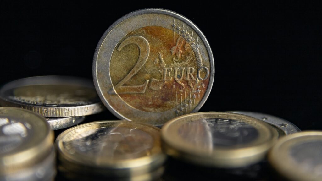 piece de deux euros debout