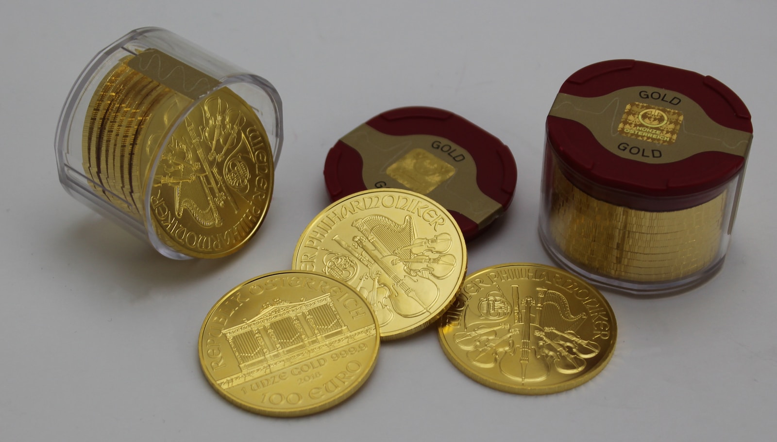 Un groupe de pièces d'or sur une surface blanche.