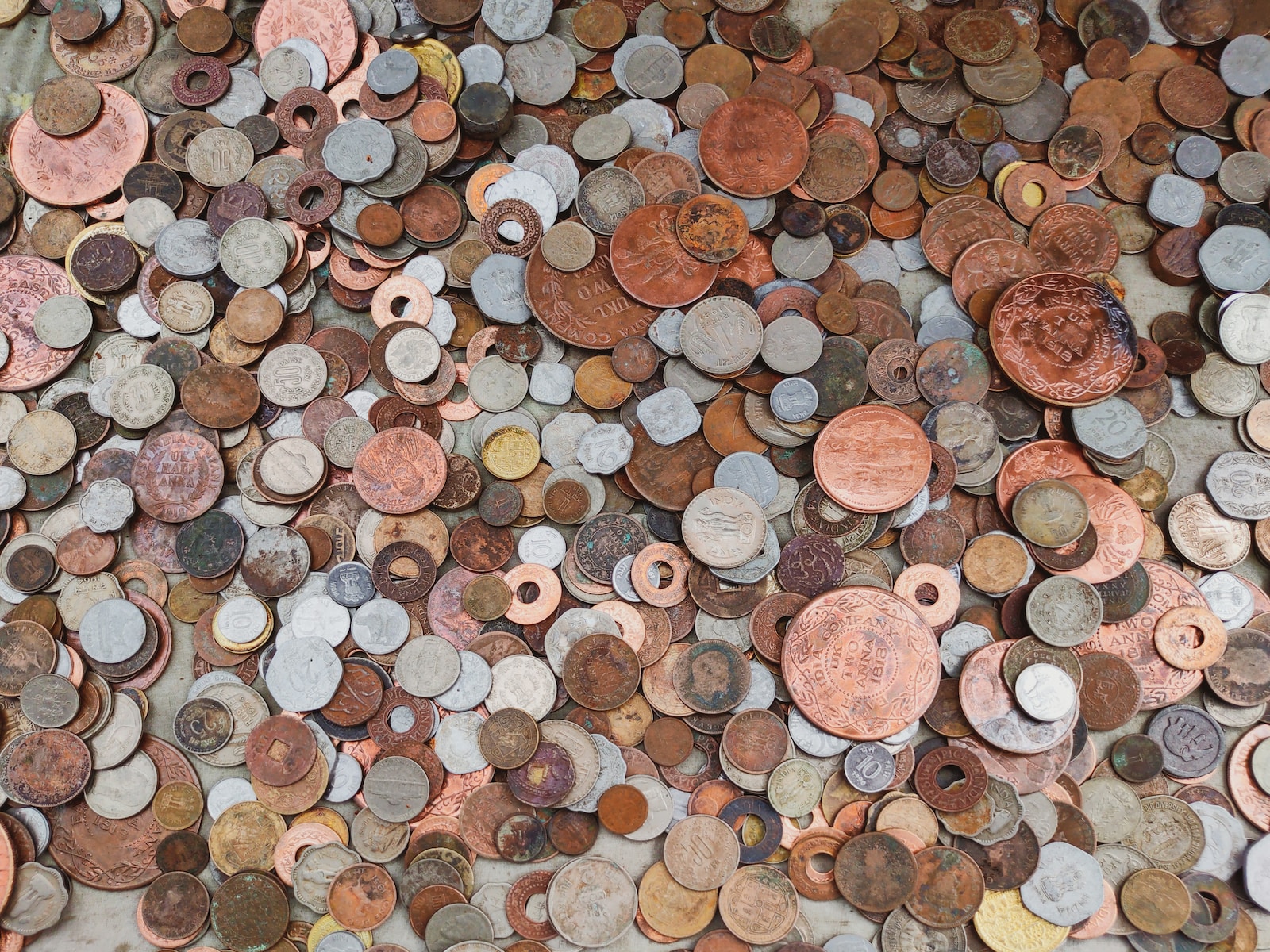 Un tas de pièces de monnaie au sol.