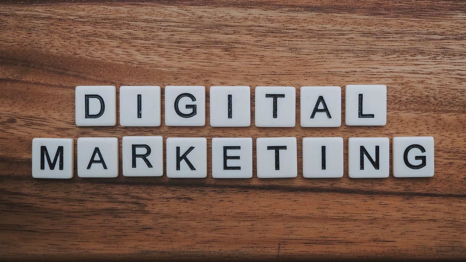 Le mot marketing numérique énoncé sur une table en bois.
