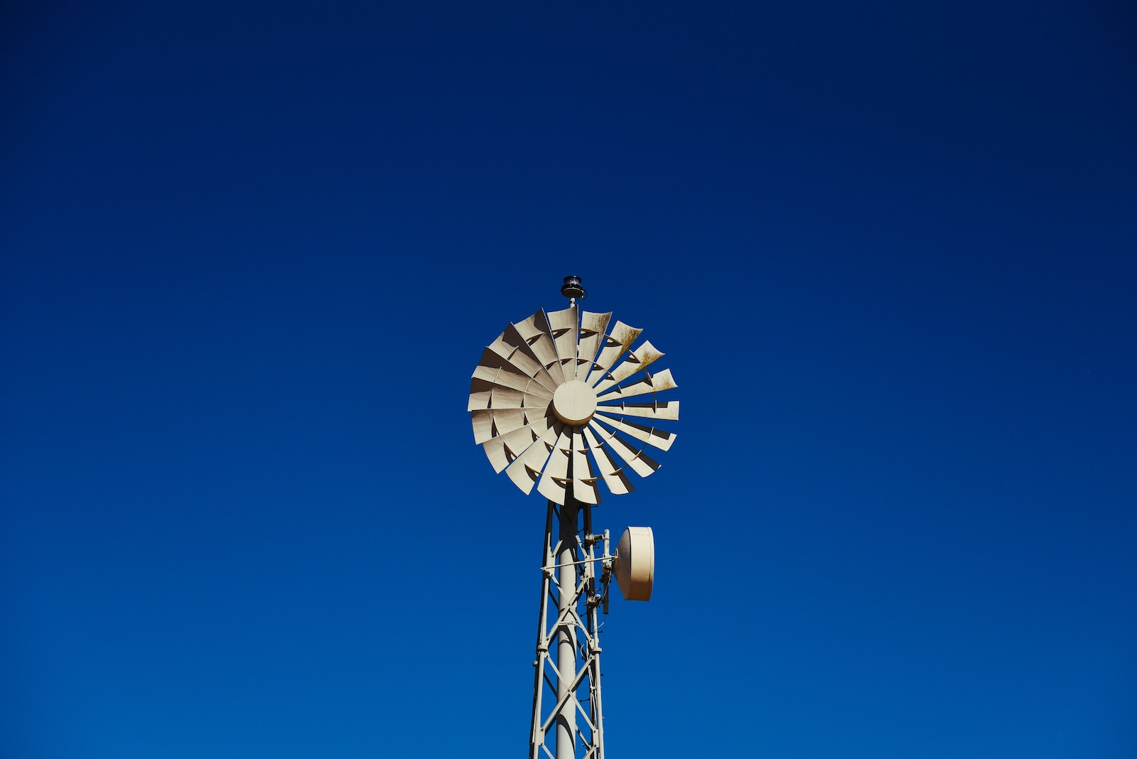 Un moulin à vent contre un ciel bleu.