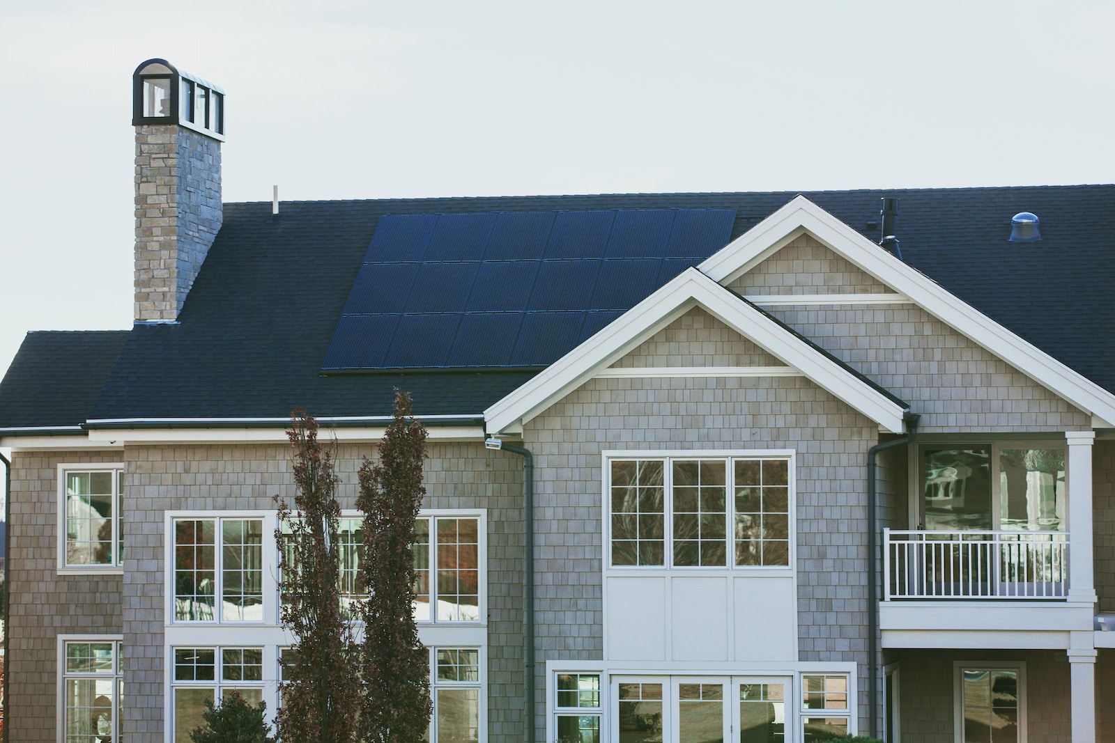 Une maison avec des panneaux solaires sur le toit.