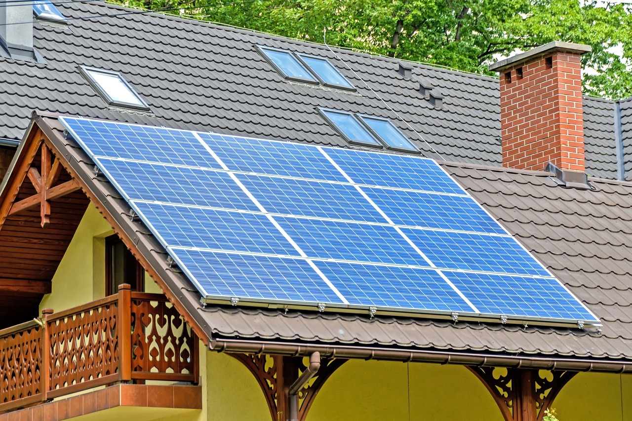 Panneaux solaires sur le toit d'une maison.