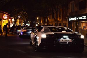 Voitures de sport blanches garées dans une rue sombre