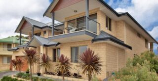 Une maison à deux étages et avec un balcon qui maximise le rendement de votre investissement locatif grâce à des aménagements peu coûteux.